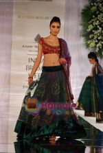 Model walks the ramp for Manish Malhotra at Aamby Valley India Bridal Week day 5 on 2nd Nov 2010 (155).JPG